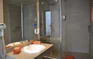 In-room Bathroom 7 Hotel Saint Ferreol