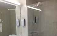 In-room Bathroom 6 Campanile Sable Sur Sarthe