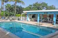 Swimming Pool Coconut Cay Resort & Marina