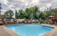 Swimming Pool 6 Econo Lodge University