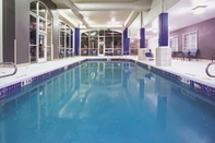 Swimming Pool La Quinta Inn & Suites by Wyndham Gallup