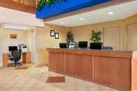 Lobby Days Inn & Suites by Wyndham Thompson