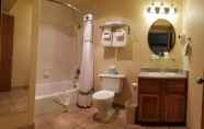 Toilet Kamar 4 Friday Harbor Suites