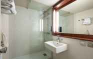 In-room Bathroom 6 Campanile Beaune