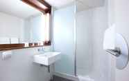 In-room Bathroom 2 Hotel Campanile Conflans Sainte Honorine