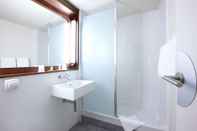 In-room Bathroom Hotel Campanile Conflans Sainte Honorine