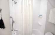 Toilet Kamar 4 Holiday Inn Express Hotel & Suites Chester, an IHG Hotel