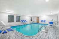 Swimming Pool Super 8 by Wyndham Vincennes