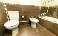 Toilet Kamar 7 Dinya Lisbon Hotel & Lounge Bar