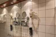 Phòng tắm bên trong Parkhotel Frankfurt Airport