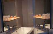 Phòng tắm bên trong 3 Hotel Le Quercy