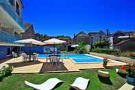 Swimming Pool Hotel Le Quercy