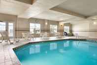 Swimming Pool Country Inn & Suites by Radisson, St. Cloud East, MN