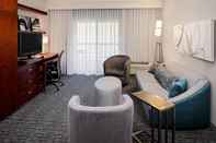 Common Space Courtyard by Marriott Pittsburgh West Homestead/Waterfront