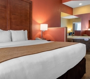 Bedroom 2 Comfort Suites Louisville Airport