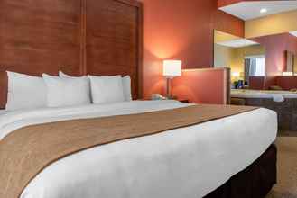 Bedroom 4 Comfort Suites Louisville Airport