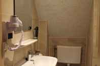 In-room Bathroom Aston City Hotel