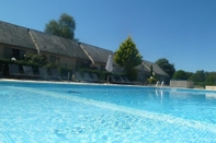 Swimming Pool The Originals Relais, Hôtel Restaurant Les Coquelicots