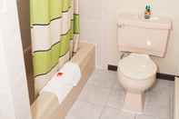 Toilet Kamar Red Carpet Inn & Suites