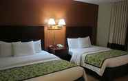 Kamar Tidur 7 Red Carpet Inn & Suites