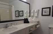 ห้องน้ำภายในห้อง 2 Country Inn & Suites by Radisson, Indianapolis Airport South, IN