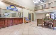 Lobi 6 Days Inn by Wyndham St Peters/St Charles