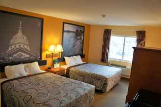 Bilik Tidur 4 Super 8 by Wyndham Topeka at Forbes Landing