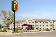 Exterior Super 8 by Wyndham Topeka at Forbes Landing