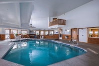 Swimming Pool Quality Inn & Suites Belmont Route 151