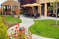 Common Space Courtyard by Marriott Medford Airport