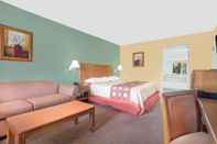 Bedroom Super 8 by Wyndham St. George UT