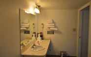 In-room Bathroom 4 Super 8 by Wyndham St. George UT
