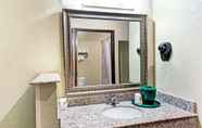 In-room Bathroom 2 Super 8 by Wyndham San Antonio/Alamodome Area