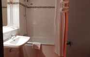 Phòng tắm bên trong 6 KYRIAD BELLEGARDE - Genève