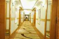 Lobi Golden Lustre Hotel