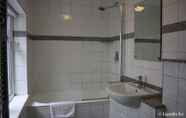 Toilet Kamar 5 Howard Winchester Hotel