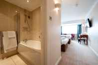 Phòng tắm bên trong The Minster Hotel York