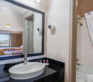 Toilet Kamar 3 Super 8 by Wyndham Evanston