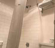 Toilet Kamar 4 Super 8 by Wyndham Evanston