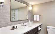 Toilet Kamar 6 Minneapolis Marriott West