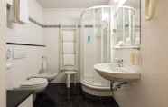 Toilet Kamar 4 Art & Hotel