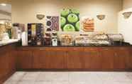 Restoran 6 La Quinta Inn by Wyndham Queens (New York City)