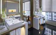 In-room Bathroom 5 The Landmark Mandarin Oriental, Hong Kong