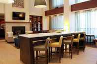 Quầy bar, cafe và phòng lounge Hampton Inn & Suites by Hilton Laval