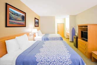 Bedroom 4 Days Inn by Wyndham Hattiesburg MS