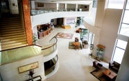 Lobby 2 Ramada Plaza by Wyndham Thraki