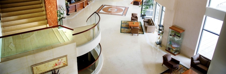 Lobby Ramada Plaza by Wyndham Thraki