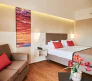 Bedroom 4 Ramada Plaza by Wyndham Thraki