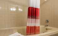 In-room Bathroom 4 Red Roof Inn Hardeeville