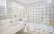 In-room Bathroom 6 Grand Hotel Capodimonte